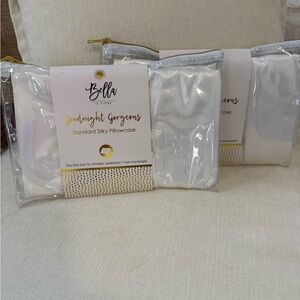 Set of Bella IL Fiore Goodnight Gorgeous standard Silky Pillowcases